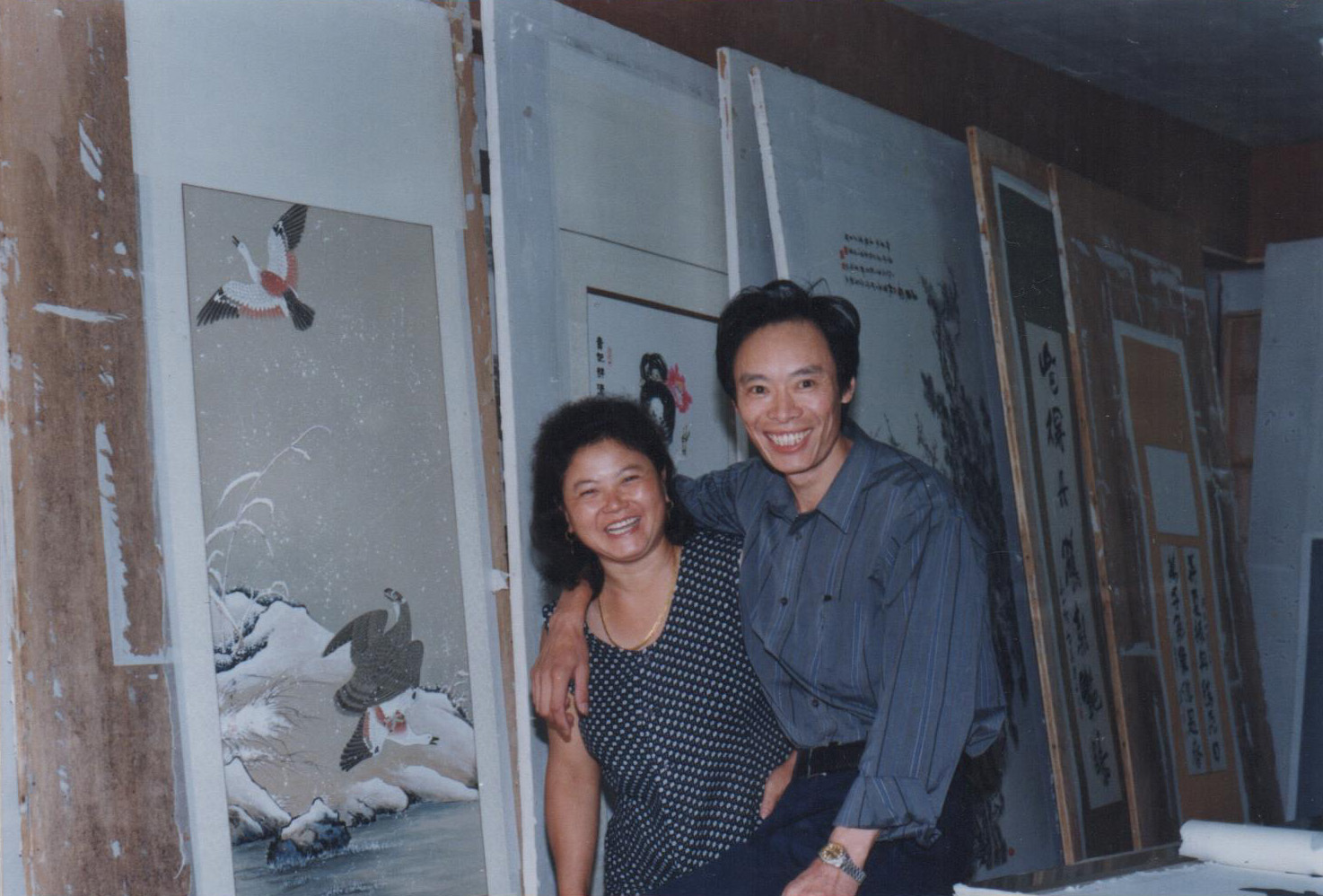 1980年左右彭长贵夫妇在四川夹江装裱工作室合影.jpg